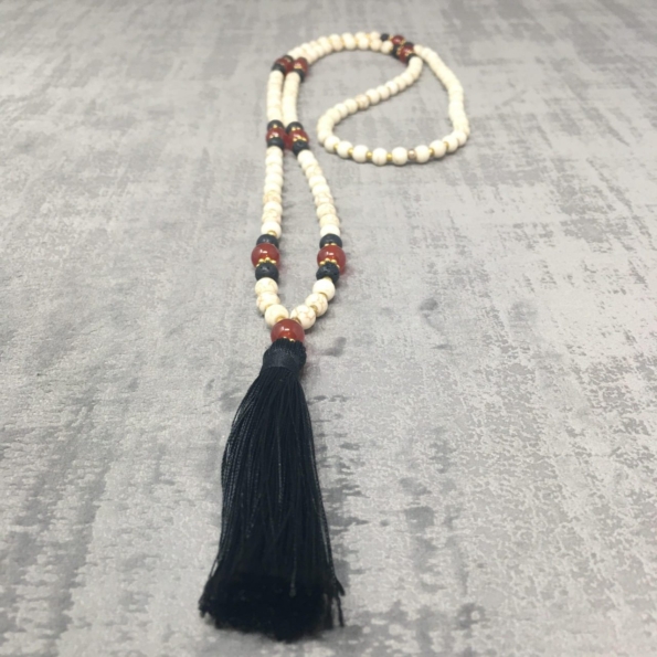 Collier Mala Enhancing face