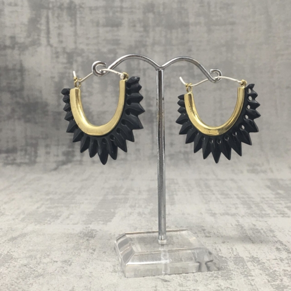 Boucles d'oreilles en corne noire b