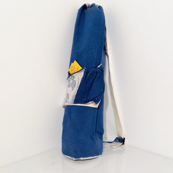 Sac Tapis Yoga Bleu Foncé_Posé OK