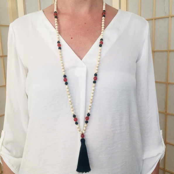 Collier Mala Enhancing porté